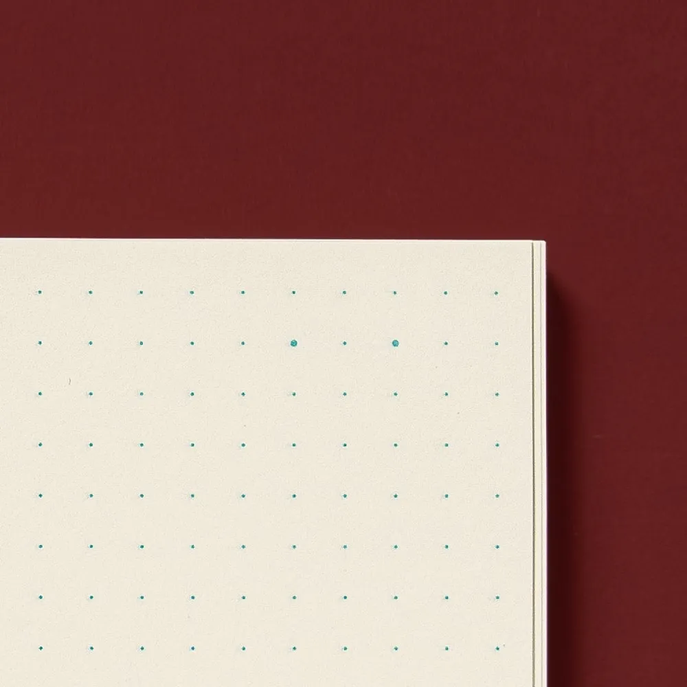 미도리 엠디노트 코덱스 저널 하루 한 페이지 Midori MD Notebook Codex Journal L A5 사이즈 1 day 1 page - 도트 그리드엔 날짜를 표시할 수 있는 진한 도트 2개가 각 페이지에 있어요.