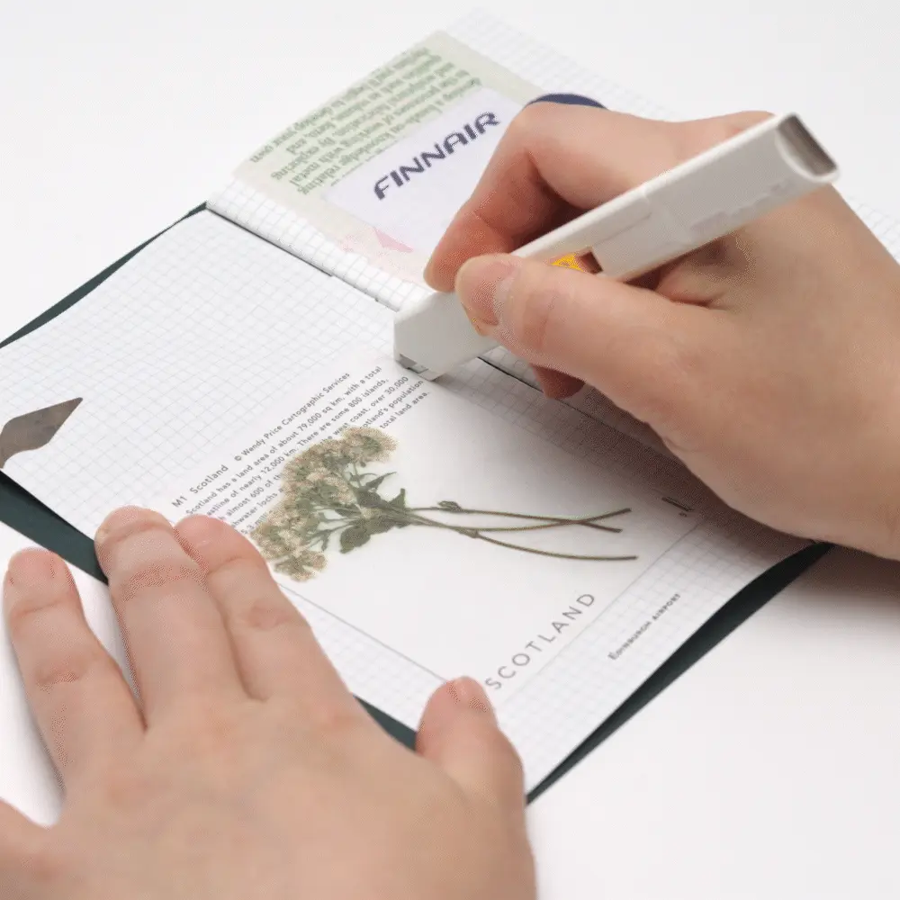 OLFA TS-1 탑 시트 커터의 APC 기술로 한 장의 종이를 정확히 자르는 모습