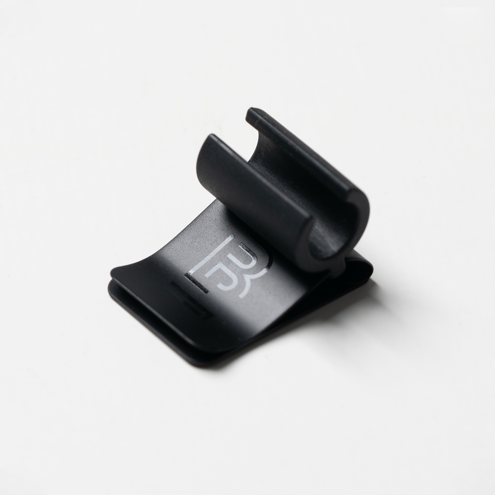 Blackwing Notebook Clip 블랙윙 연필 클립 - 매트 블랙 마감에 블랙윙 로고가 각인된 고급스러운 디자인
