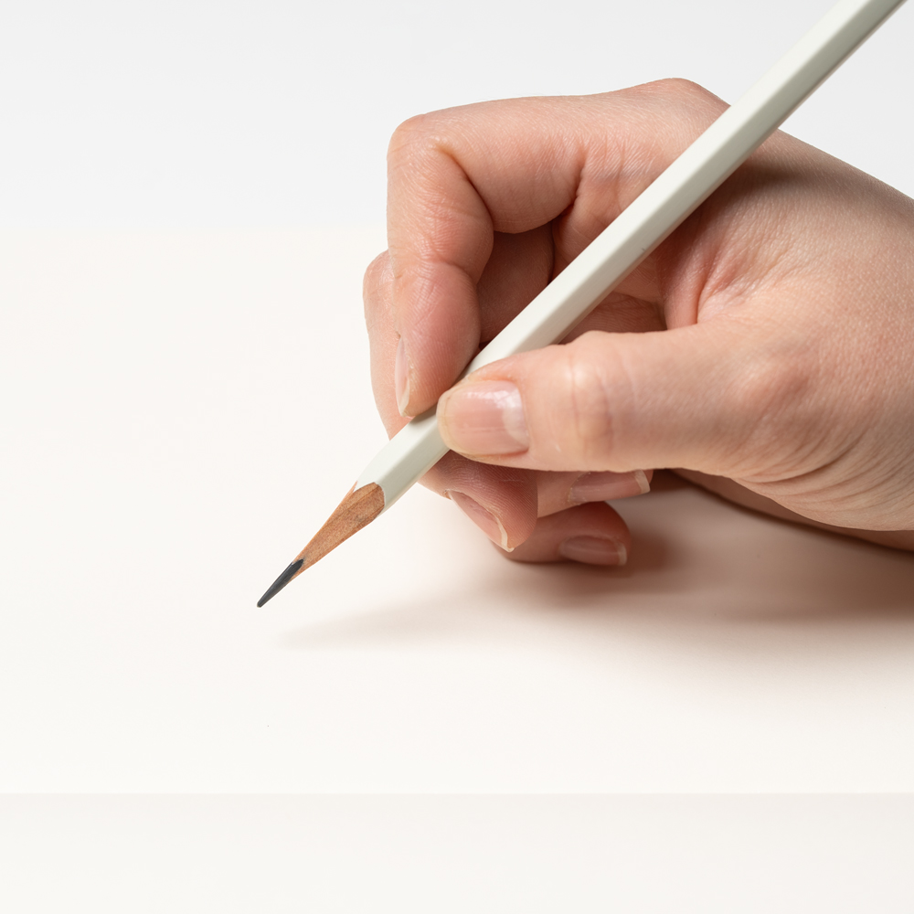 미도리 MD 연필 미도리노트와 함께 사용하기 좋은 필기구 midori md pencil - MD 페이퍼 크림 컬러와 동일한 컬러의 심플한 디자인의 바디로 쓰기에 집중할 수 있어요