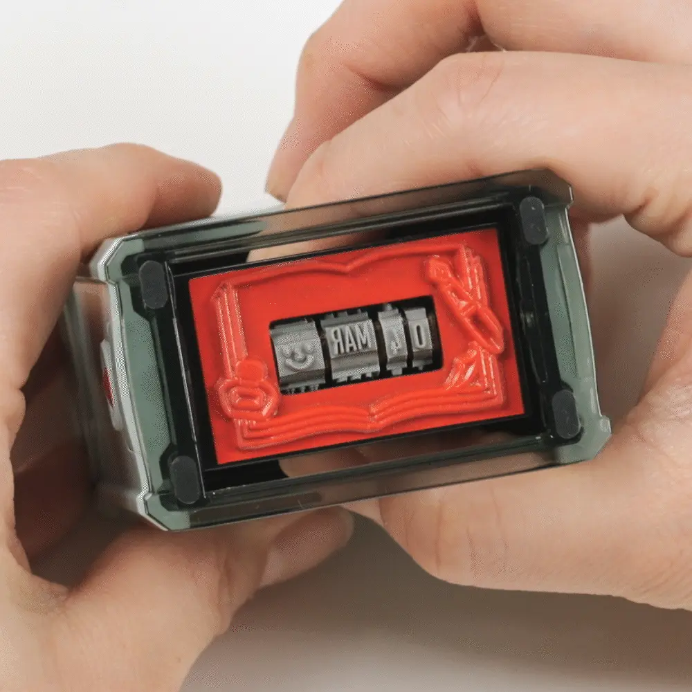 미도리 날짜 회전 스탬프 문구 Stationery midori Paintable Rotating Date Stamp - 다이얼을 돌려 날짜를 세팅하는 모습