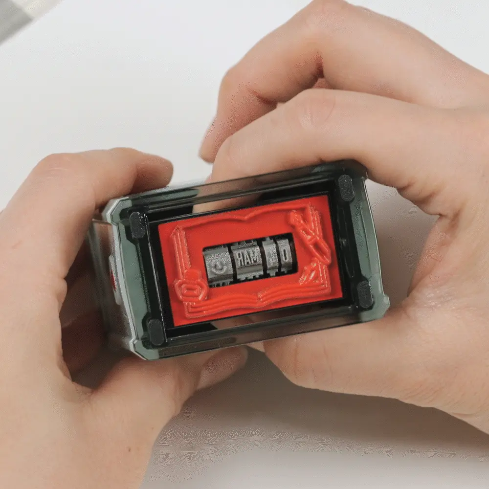 미도리 날짜 회전 스탬프 문구 Stationery midori Paintable Rotating Date Stamp - 다이얼을 돌려 날짜를 세팅한 후 찍는 모습